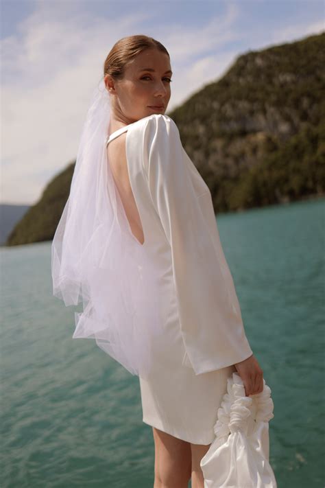 Robe de mariée courte satiné droite à manche longues dos nu - Maison