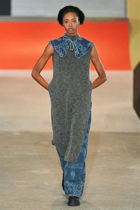 According to the Fall 2020 Runways, a Removable Collar Is the Accessory ...