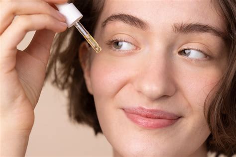 photo close  smiley girl  face serum
