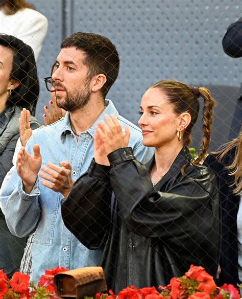 David Broncano y Silvia Alonso: tarde de tenis con beso para la galería