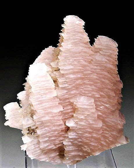 Calcite crystal formation. | Crystal formations, Rocks and gems ...