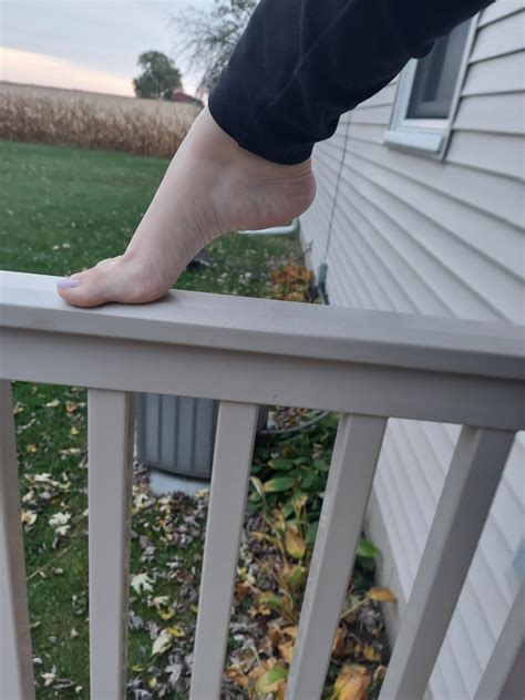 I love doing this pose! Do you like arches? : r/VerifiedFeet