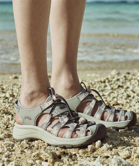 keenastoria west sandal wear