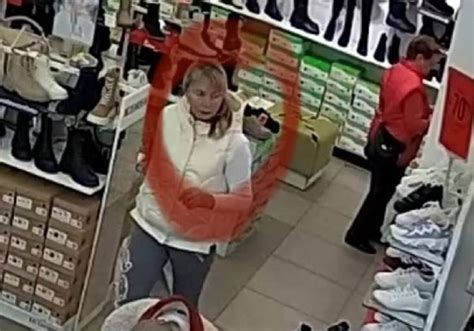 В Брянске в обувном магазине женщина поменяла старые кроссовки на ...