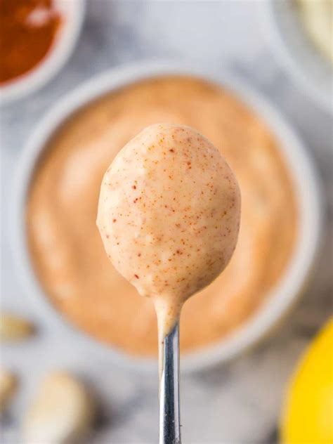 3-Minute Spicy Garlic Aioli (Chili Garlic Mayo Sauce) | The Fruity Jem