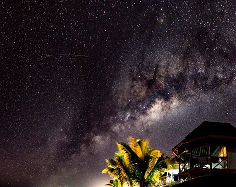 Starry night over a beach fale Savai'i Samoa [OC][2560x2034] | Sky