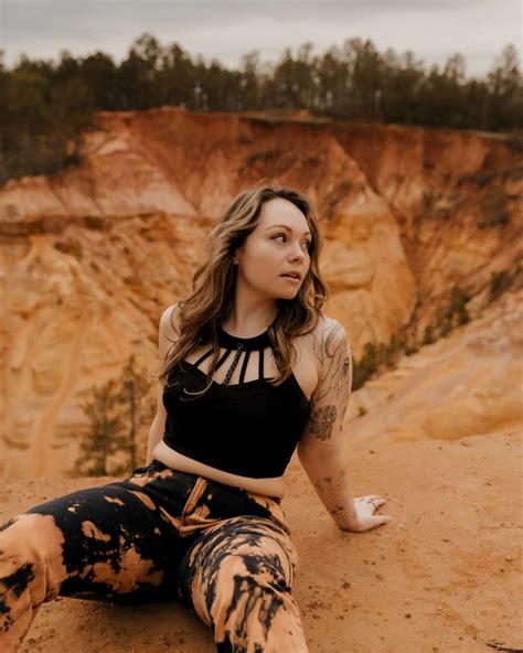 𝚃𝚎𝚜𝚒𝚊 | The mesh in these bikini bottoms makes my butt crack slightly