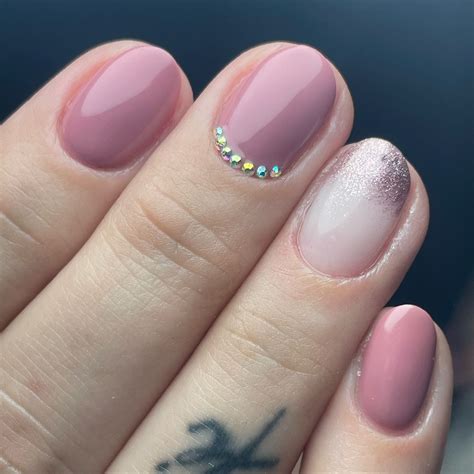 Esmalte Em Unha Curta - Esmalte claro em gel | Unhas curtas decoradas nude, Decoracao em unhas ...