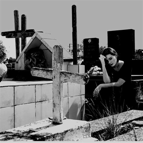 Andressa Urach lança rock inspirado em som de Marilyn Mason e canta