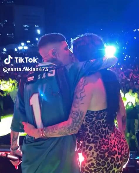 Santa Fe Klan besó a Karely Ruiz para ‘normalizar’ los besos entre