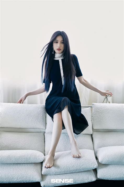 Tall Goddess - iNEWS