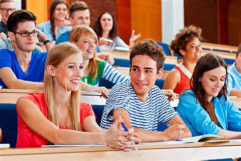 Em Uma Classe Com 14 Alunos - 130+ Feliz De Escola Os Alunos Que Participam De Uma Classe Na Moderna ...