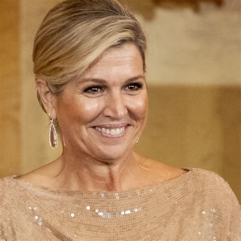 Koningin Máxima in beeldig blauw met een bloem bij het Kerstgala 2025