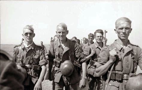 Wehrmacht 6th Army soldiers marching to Stalingrad, 1942 [1400x890] : r ...