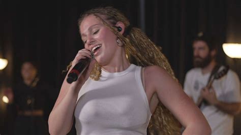 Palestinian-Chilean pop star Elyanna makes history at Coachella 2023