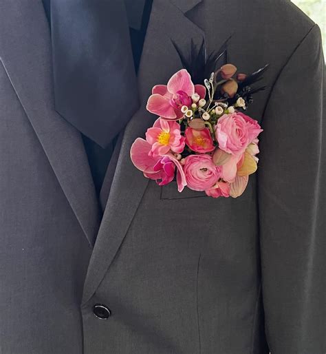 Emily Smiley | Luxury Botanical Curator | 📈2024 Trend: The Pocket