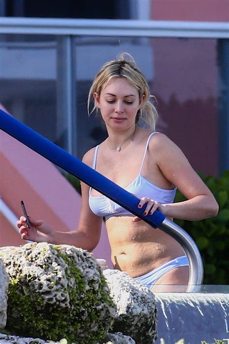 Corinne Olympios - Miami Beach 12/25/2018 • CelebMafia