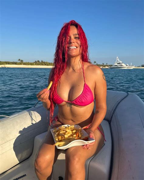Karol G lleva el bikini taparrabos más cavado y las fotos son dinamita