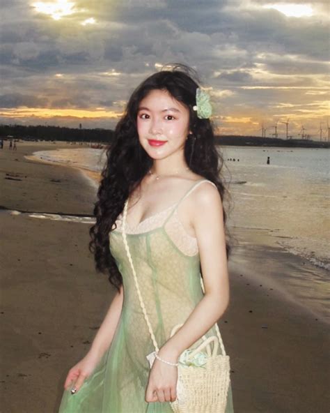 Hiếm lắm mới thấy Lọ Lem mặc đồ sexy, liên tục phải lấy tay che chắn