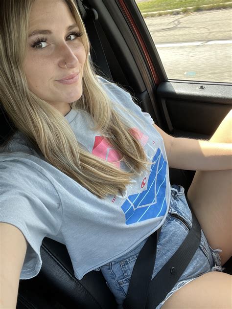 Tiny top tiny shorts ;) : r/braless