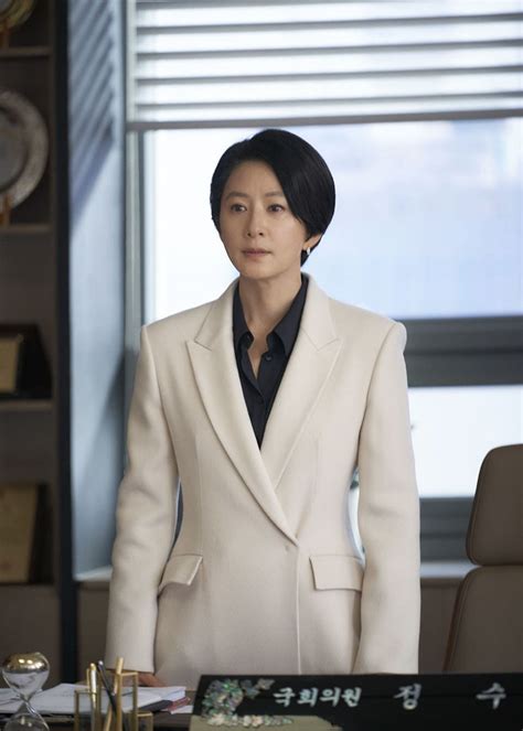 whirlwind kim hee ae graceful charisma  stellar acting