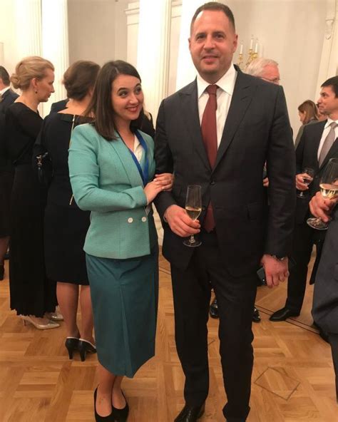 Пресс-секретарь Зеленского Юлия Мендель в наряде бирюзовых оттенков ...