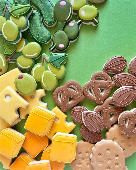 HOLLY FOX | sunday snackin’ 🫒🥨🧀 featured cutters: deluxe charcuterie