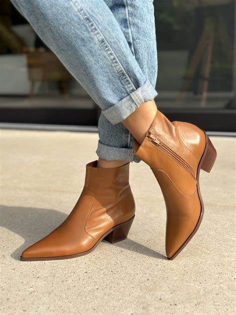 Bota Bico Fino Cano Curto