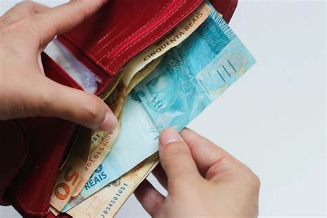 auxilio permanente de    criado  mulheres chefes de familia