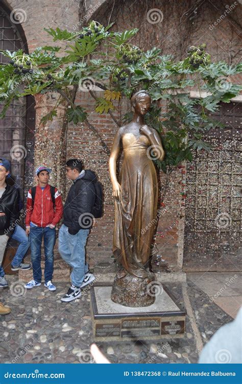 Beautiful Bronze Statue of Juliet in Verona. Editorial Stock Photo ...