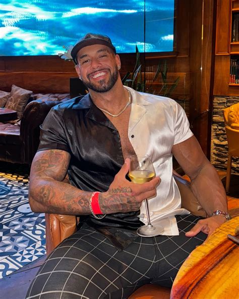 Antonio | Fitness Papi | A kiss from a rose on the grey 🌹 | Instagram