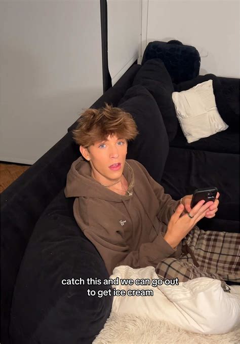 Preparándose para una noche en el sofá con Henry | TikTok