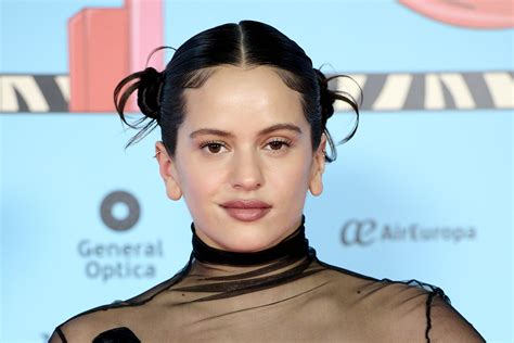 Rosalía y el abrigo negro de marca española para el invierno 2023