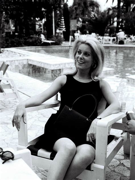 Catherine Deneuve en robe noire sans manches