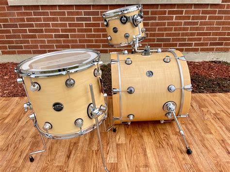 dw performance series drum set natural gloss  drum workshop