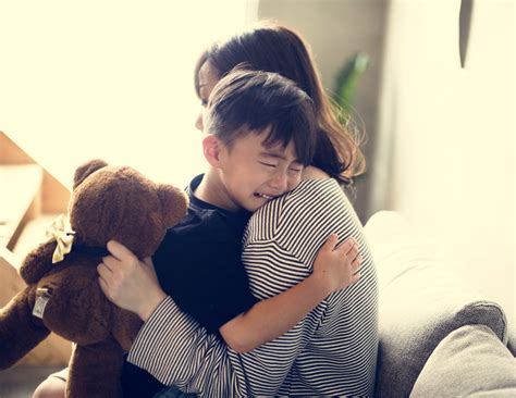 Japanese mother comforting her son – Florence Léautaud