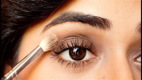 put eye makeup