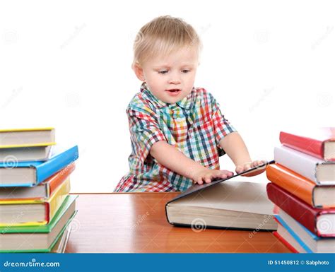 Ребенок с книгами стоковое фото. изображение насчитывающей лень - 51450812