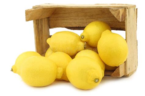 Limoni Freschi in Una Cassa Di Legno Immagine Stock - Immagine di ...