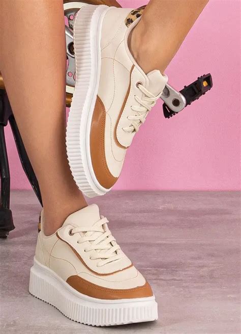 Look Com Tenis Bege - Tênis Casual Bege com Detalhes em Caramelo - Perfecta