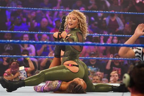 WWE: Nikkita Lyons aggredita nel parcheggio e portata in ospedale