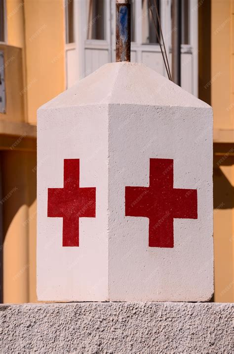 Signo médico de la cruz roja sobre un fondo blanco. | Foto Premium