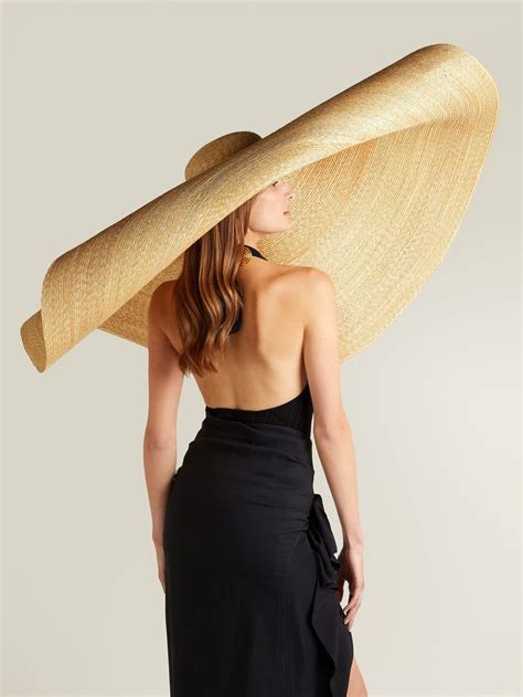 This oversized sun hat by ‘Jacquemus’ is called “Le Grand Chapeau Bomba