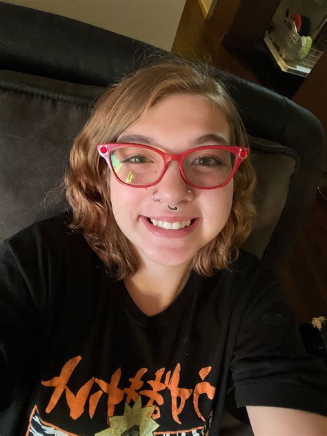 Horny milf below : u/CrayCrayxRayRay