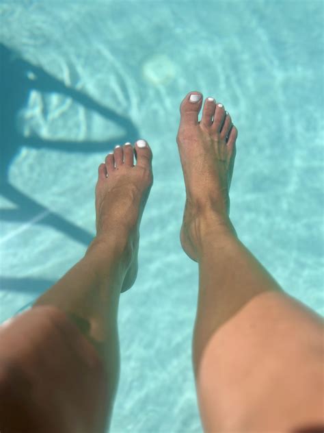 Do my feet still look good underwater? : r/Feetishh