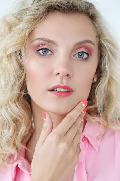 Bella mujer con ojos azules | Foto Gratis