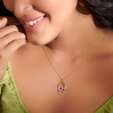 Buy Latest Gold Pendants For Everyday Wear | CaratLane