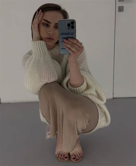 Yana Enzhaeva's feet