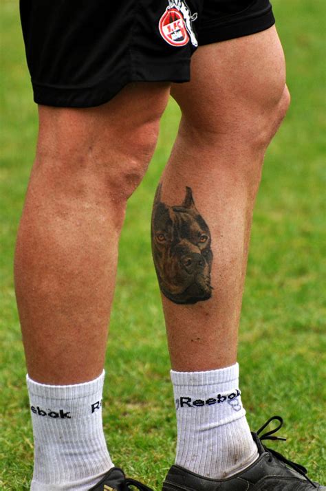 mann mit roten laufschuhen mit tattoo ming haetz creative commons bilder