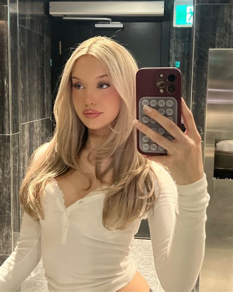 vee | i’ve claimed this public bathroom as my selfie spot | Instagram